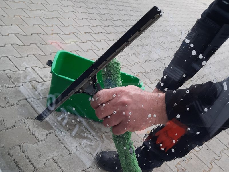 Glasreinigung aller Art mit Abzieher