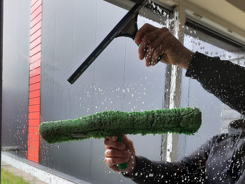 Glasreinigung aller Art mit Abzieher